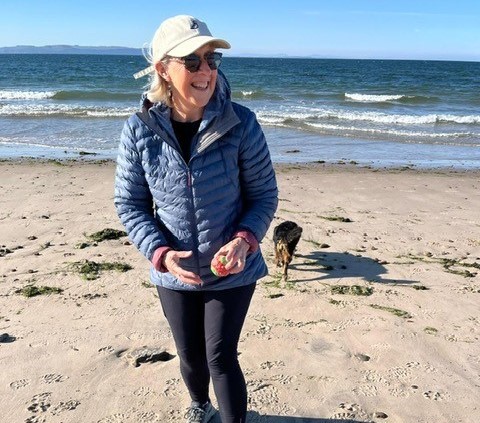 <lesley_on_beach.jpg>